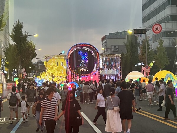 대전 0시 축제 인생컷 명소. 사진은 중앙로 미래존에 있는‘3D홀로그램 빛의 거리’.  사진=대전시 제공
